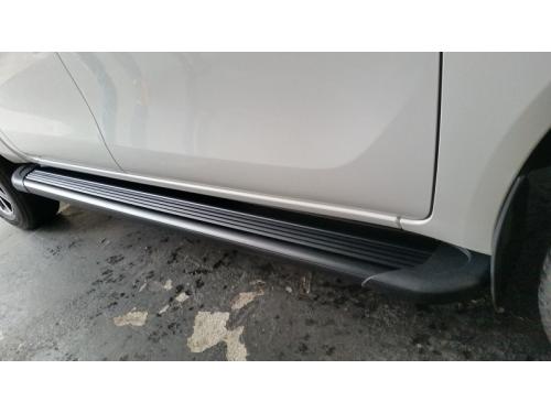 ESTRIBOS PLANOS DE ALUMINIO COLOR NEGRO PARA TOYOTA HILUX REVO 